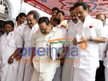 தமிழக பட்ஜெட் 2015: திமுக வெளிநடப்பு… கருப்புச் சட்டை அணிந்து தேமுதிக எம்.எல்.ஏக்கள் தர்ணா