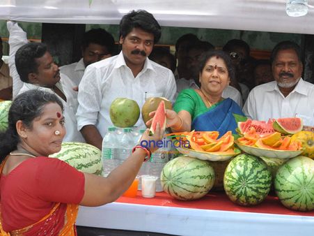 தாகம் தீர்க்க தர்பூசணி… பப்பாளி… ஆரஞ்சு… அம்மா வாட்டர்…. வெயிலை விரட்டியடிக்கும் அதிமுகவினர்