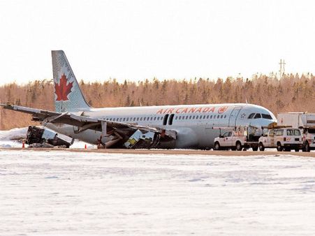 தரையிறங்கும் போது சறுக்கிய விமானம்: கதவை உடைத்து தப்பிய பயணிகள் – 23 பேர் காயம்