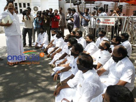 சட்டசபையில் தேமுதிக எம்.எல்.ஏ.க்கள் தர்ணா – ஆதரவு தர நாங்க இருக்கோம்.. வாலண்டியராக வந்த திமுக!