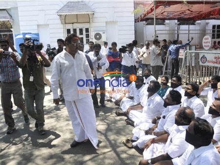 கையெழுத்து போட்டுவிட்டு கண்டுக்காம போன விஜயகாந்த்… அதிர்ச்சியான தேமுதிக எம்.எல்.ஏக்கள்