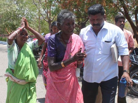 கலெக்டர் அலுவலக வளாகத்தில் தீக்குளிக்க முயன்ற ஒரே குடும்பத்தைச் சேர்ந்த 3 பெண்கள்!