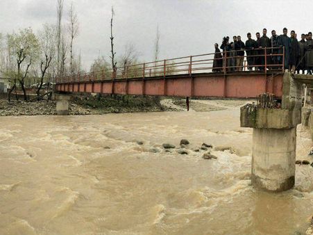காஷ்மீரில் தொடர் மழைக்கு 6 பேர் பலி – பள்ளிகளுக்கு 2 நாட்கள் விடுமுறை