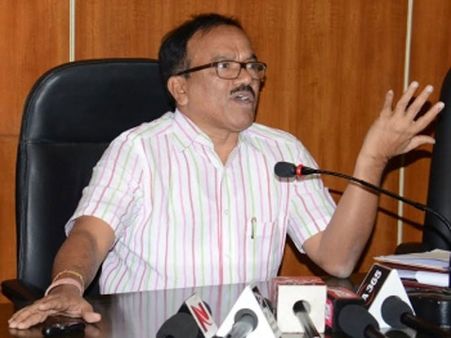 வெயில்ல போராட்டம் நடத்தாதீங்க, கருத்துப் போயிருவீங்க, மாப்பிள்ளை கிடைக்காது.. ஒரு முதல்வரின் பேச்சு!