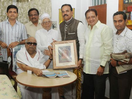 மகாவீர் ஜெயந்தி: கருணாநிதியை நேரில் சந்தித்து தேர்தல் ஆதரவும் நிதியும் கொடுத்த 'ஜெயின்கள்'