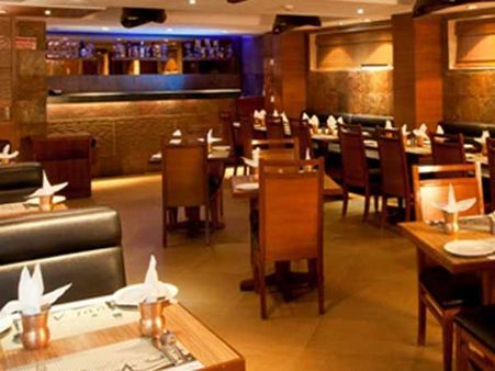 சர்வீஸ் டாக்ஸ் தகராறு.. பெங்களூரு ஹோட்டலில் பெண் வாடிக்கையாளரை தாக்கிய கேஷியர்!