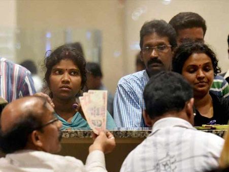 ஏமனில் இருந்து இந்தியா திரும்பியவர்களுக்கு ஏர்போர்ட்டில் பணம் கொடுத்த 'வள்ளல்கள்'!