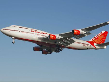 என்ஜின் கோளாறு: அமெரிக்காவில் அவசரமாக தரையிறங்கிய ஏர் இந்தியா விமானம்- 250 பேர் உயிர் தப்பினர்