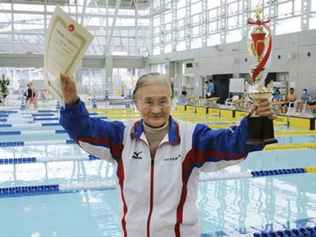 1500 மீ பின்புற நீச்சல் போட்டியில் உலக சாதனை புரிந்த 100 வயது ஜப்பான் பாட்டி