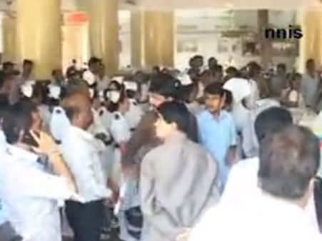 மருத்துவமனை வளாகத்தில் செக்ஸ் தொல்லை... மும்பை நர்சுகள் போராட்டம்