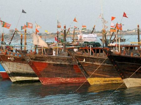 கச்சத்தீவு அருகே 1000 தமிழக மீனவர்களை விரட்டியடித்து இலங்கை கடற்படை அட்டூழியம்!