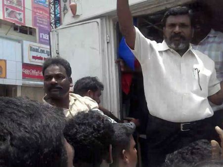 20 தமிழர் படுகொலை- ஆந்திரா அரசை கலைக்க வலியுறுத்தி போராட்டம்: திருமாவளவன் உட்பட 500 பேர் கைது