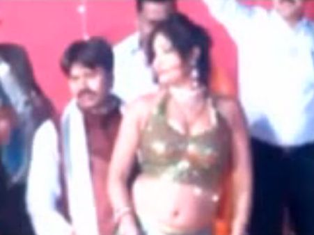 பெண்ணுடன் சேர்ந்து 'டர்ட்டி டான்ஸ்' ஆடிய ஐஏஎஸ் அதிகாரி: தீயாக பரவிய வீடியோ