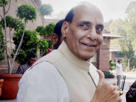 லிப்டில் சிக்கிய ராஜ்நாத் சிங்... சினிமா பாணியில் மேற்கூரை வழியாக தூக்கினர்!!