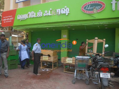 சென்னையில் நாயுடுவுக்கு சொந்தமான ஹெரிட்டேஜ் ப்ரஷ் சூப்பர் மார்க்கெட் மீது தாக்குதல்!!