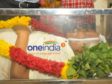 எழுத்தாளர் ஜெயகாந்தன் உடல் தகனம்... ஆயிரக்கணக்கானோர் கண்ணீர் அஞ்சலி!