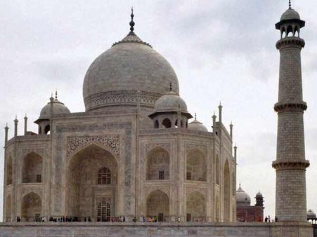 சிவன் கோவில் மீதுதான் தாஜ்மஹால் கட்டப்பட்டுள்ளது: துவாரகை சங்கராச்சாரியார் கிளப்பும் புது சர்ச்சை!!