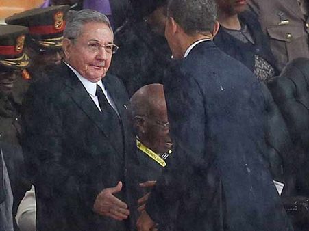 அரை நூற்றாண்டுகால பகை விலகியது! ஒபாமா- ரவூல் காஸ்ட்ரோ நேரில் சந்தித்து கைகுலுக்கினர்!!