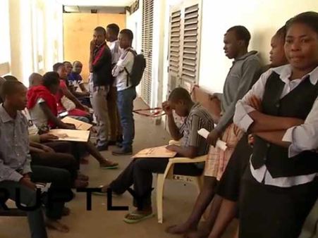 கென்ய பல்கலைக்கழகத்தில் வெடிகுண்டு பீதி... 5 வது மாடியில் இருந்து குதித்த மாணவர் பலி- 141 பேர் காயம்