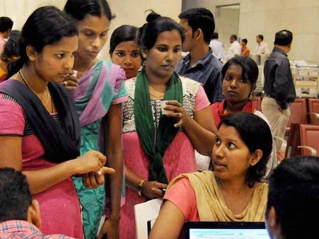 ஏமனில் இருந்து தப்பி வந்த நர்ஸ்கள் கலெக்டரிம் மனு- வேலை வேண்டி விண்ணப்பம்