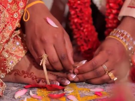 போலீசில் தஞ்சமடைந்த காதல் ஜோடி- பெற்றோர் எதிர்ப்பினை மீறி திருமணம்