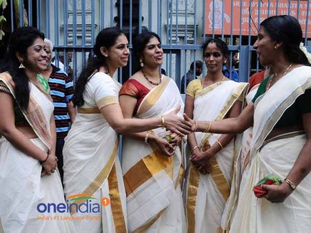 மலையாளிகள் கொண்டாடிய விஷூ பண்டிகை... கனி காணுதலும் கை நீட்டமும்...