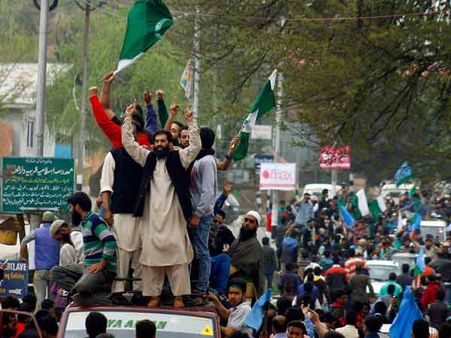 ஸ்ரீநகர் பேரணியில் பறந்த பாக். கொடிகள்! காஷ்மீர் அரசு மீது மத்திய அரசு கடும் அதிருப்தி!!