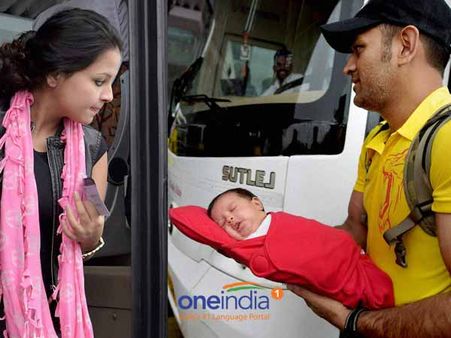 நல்லா பாருங்கப்பா.. மகள் முகத்தை சந்தோஷமாக காட்டிய டோணி!l