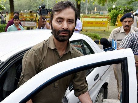 காஷ்மீரில் முழு அடைப்பு: போலீஸ் துப்பாக்கிச் சூட்டில் இளைஞர் பலி- யாசின் மாலிக் கைது!!