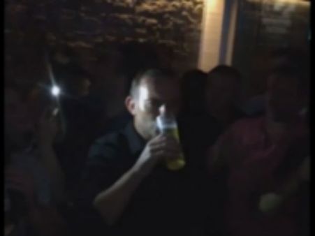 ஒரு மக் பீரை ஒரே மடக்கில் 7 வினாடிகளில் குடித்த ஆஸி. பிரதமர்