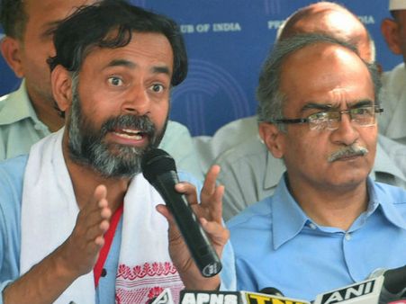 ஆம் ஆத்மியிலிருந்து யோகேந்திர யாதவ், பிரஷாந்த் பூஷன் நீக்கம்.. நள்ளிரவில் டிஸ்மிஸ்!