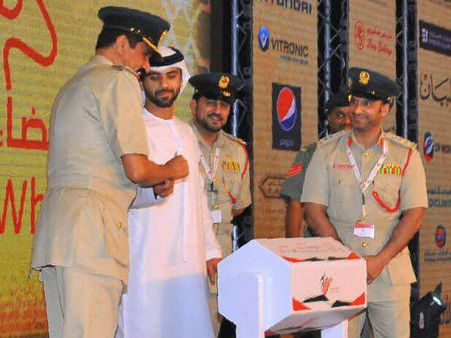 டிராபிக் விதிகளை மீறாத 2 பேருக்கு புத்தம் புதிய கார்களை பரிசளித்த துபாய் போலீஸ்