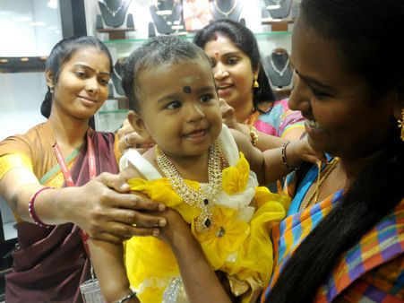 விதம் விதமான நகைகள்.. கழுத்து நிறைய சிரிப்புடன் பெண்கள்.. களை கட்டிய அட்சய திரிதியை!