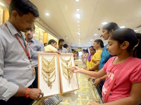 மஞ்ச தண்ணி தெளிச்ச ஆடு மாதிரியே இருக்கீங்க மச்சான்... டிவிட்டரில் அட்சயதிரிதியை கலகல!