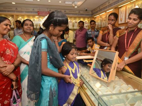 அட்சய திரிதியைக்கு 3200 கிலோ தங்கத்தை அள்ளிய தமிழக மக்கள்