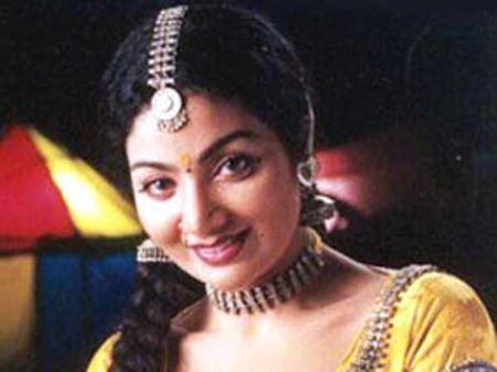 என் கணவரைத் தட்டிப் பறிக்க முயல்கிறார் நடிகை அல்போன்சா... பெண் பரபரப்பு புகார்!