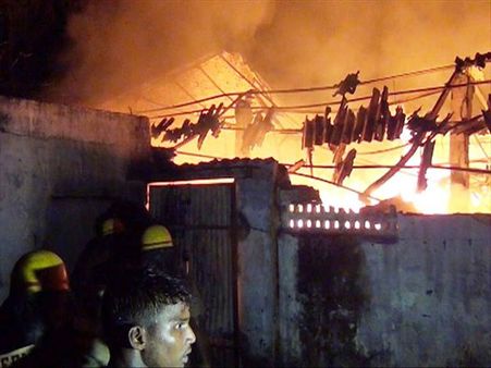 விழுப்புரம்... எண்ணை குடோனில் மின்கசிவால் தீவிபத்து.. சிலிண்டர்கள் தப்பின.. பேராபத்து தவிர்ப்பு!