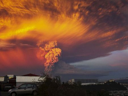 சிலியில் 54 ஆண்டுகளாக கும்பகர்ணனைப் போல உறங்கிக்கொண்டிருந்த கால்புகோ எரிமலை திடீரென வெடித்தது!