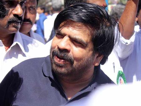 ஜெயம் ரவி படத்துக்கு எதிராக நீதிமன்றத்தில் வழக்குப் பதிவு செய்தார் டி ராஜேந்தர்