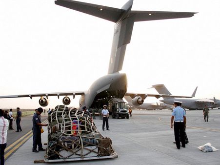 நேபாளத்தில் இருந்து மீட்கப்பட்ட 4 குழந்தைகள் உள்பட 550 இந்தியர்கள் பத்திரமாக டெல்லி வந்தனர்