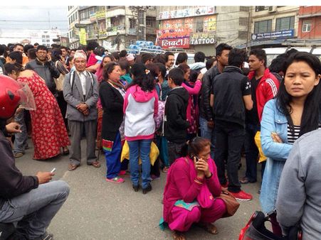 பீதியில் இரவெல்லாம் பிரார்த்தனை செய்து தெருவில் பொழுதை கழித்த நேபாள மக்கள்