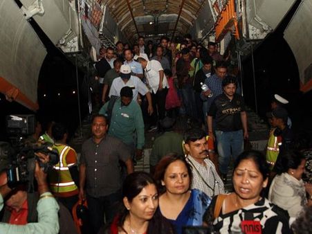 நேபாளில் நிலவும் மோசமான வானிலையுடன் போராடி இந்தியர்களை மீட்கும் விமானப்படை வீரர்கள்