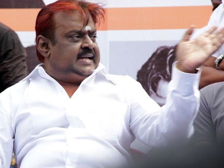 அடி, உதை, கோபம், ஆவேசம்... டிரேட் மார்க் ஆகிப் போன விஜயகாந்த்தின் குணாதிசயங்கள்!