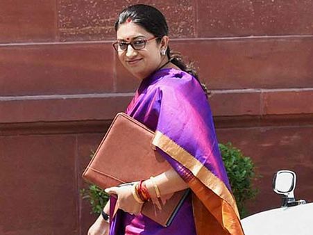 காங். ஆட்சியில் முடங்கிக் கிடந்த மனித வள அமைச்சகம்.... லோக்சபாவில் மத்திய அமைச்சர் ஸ்மிருதி சாடல்!