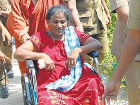 செம்மரக் கடத்தல் தொடர்பு: கரகாட்ட மோகனாம்பாளை கைது செய்தது ஆந்திர போலீஸ்