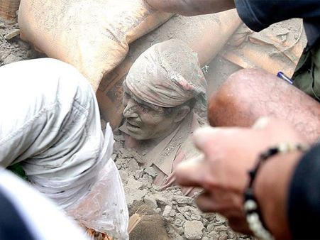 நிலநடுக்கத்தில் சிக்கி 3 நாட்களாக சிறுநீரை மட்டுமே அருந்தி உயிர் பிழைத்த நேபாளி!