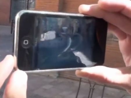 ”மேடம் அழகா இருக்கீங்க ஒரு போட்டோ”.. ஐபோனில் போஸ் குடுக்காதீர்கள் உஷார்!