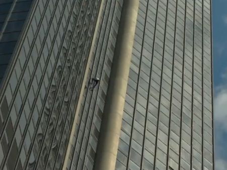 நேபாள மக்களுக்கு ஆதரவு: பாரிஸின் 689 அடி கோபுரத்தில் ”பரபர”வென ஏறிய ரியல் “ஸ்பைடர் மேன்”!