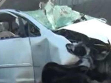 புளிய மரத்தில் கார் மோதி விபத்து– பொறியியல் கல்லூரி மாணவர்கள் இருவர் பரிதாப பலி