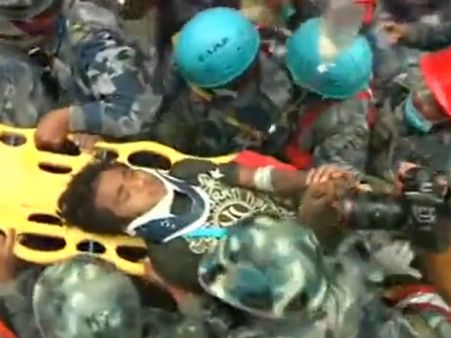 நேபாள நிலநடுக்கம்: ஆயுசு கெட்டி… 5 நாட்களுக்குப்பின் இளைஞர் உயிருடன் மீட்பு